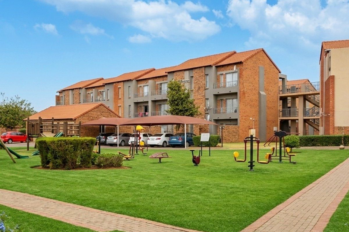 Stunning 2 bedroom Apartment Park Crescent  - Photo 3