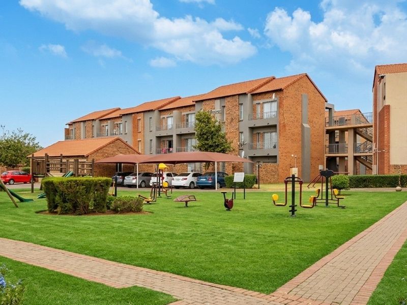 Stunning 2 bedroom Apartment Park Crescent  - Photo 3