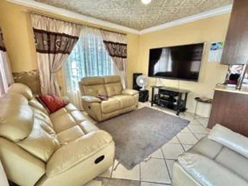 Your perfect family home awaits in Clayville-Clean and Move in Ready ! - Photo 4