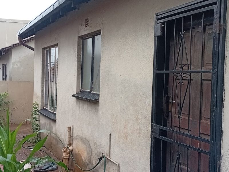 Your perfect family home awaits in Clayville-Clean and Move in Ready ! - Photo 3