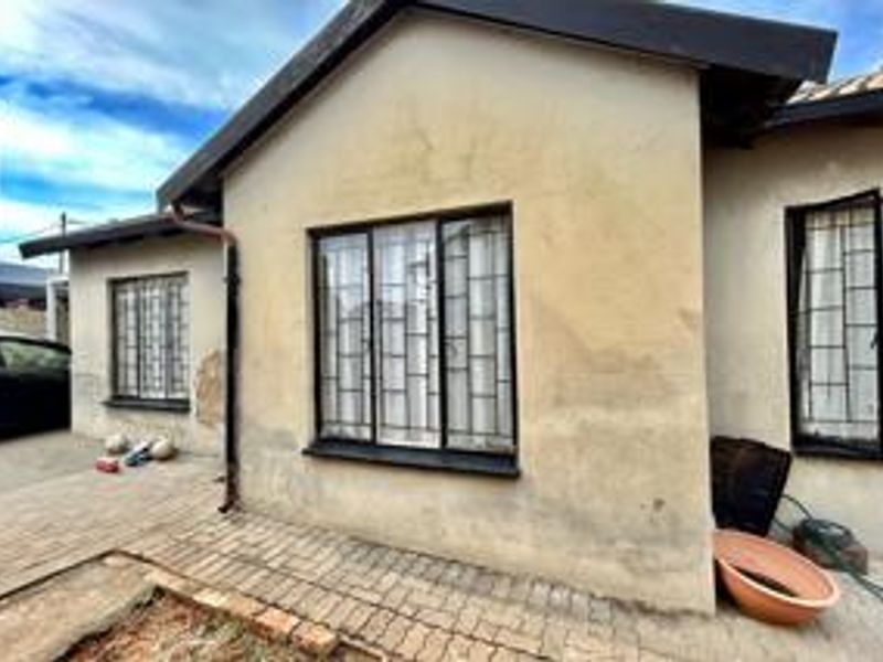 Your perfect family home awaits in Clayville-Clean and Move in Ready ! - Photo 1