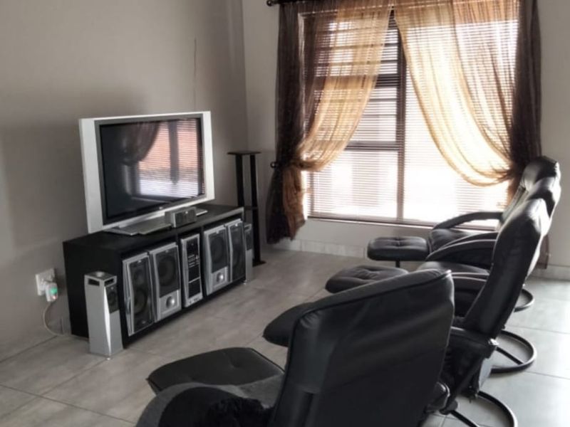 Secure Farm Living Near the Coast, Modern 2-Bedroom Home to Rent | Albertinia / Snipfontein - Photo 9