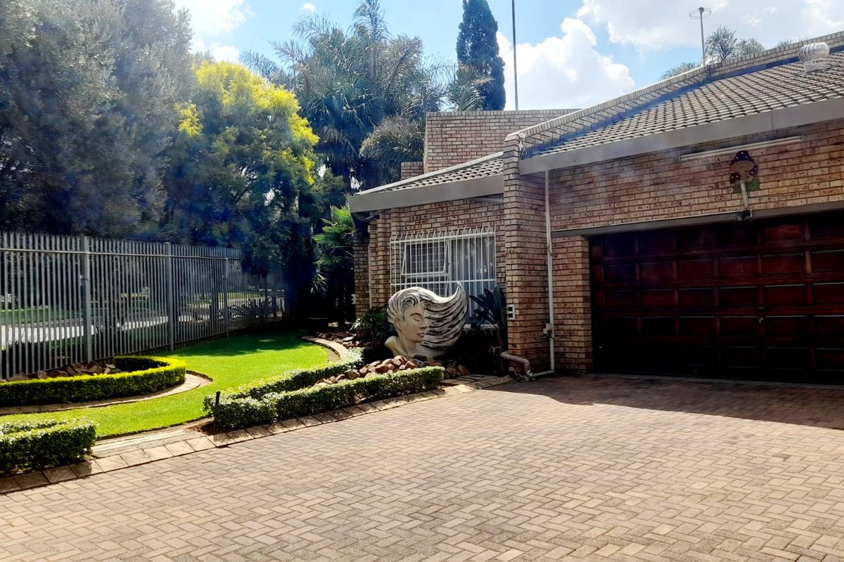 Luxurious Family Home with Exceptional Entertainment Spaces - Photo 4