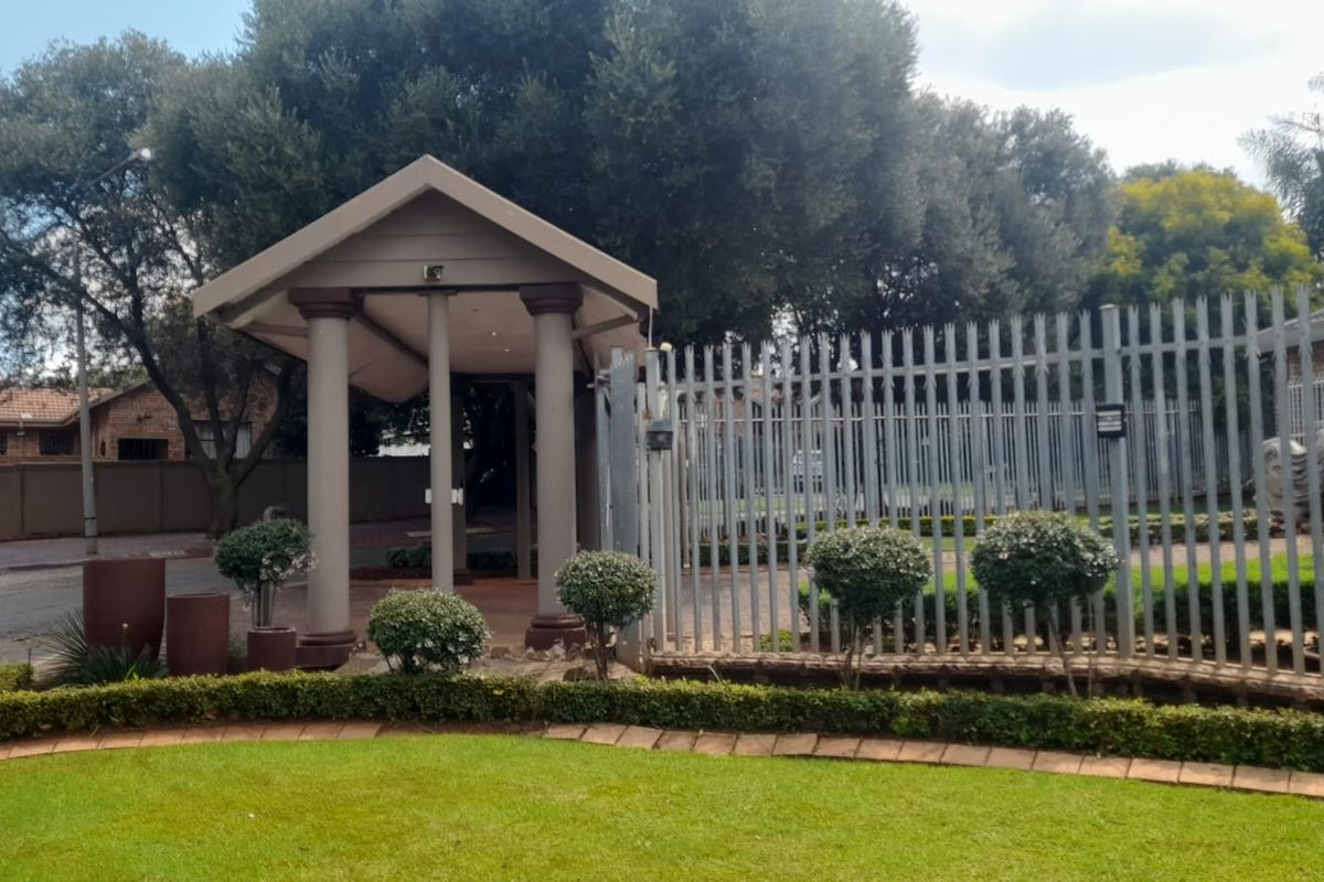 Luxurious Family Home with Exceptional Entertainment Spaces - Photo 5