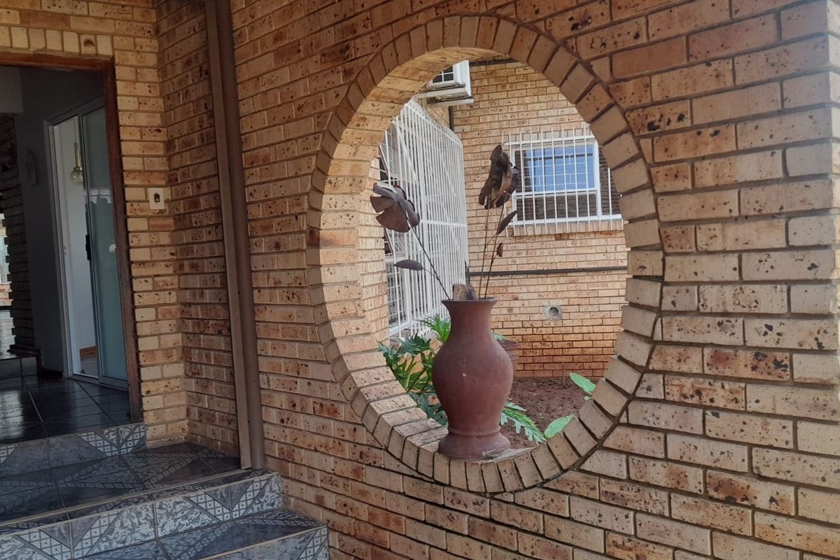 Luxurious Family Home with Exceptional Entertainment Spaces - Photo 3