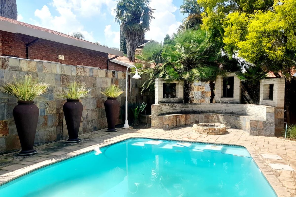 Luxurious Family Home with Exceptional Entertainment Spaces - Photo 2