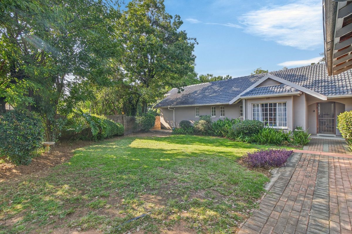 Spacious Family Living with Exceptional Entertainment Appeal in Norscot Slopes - Photo 3