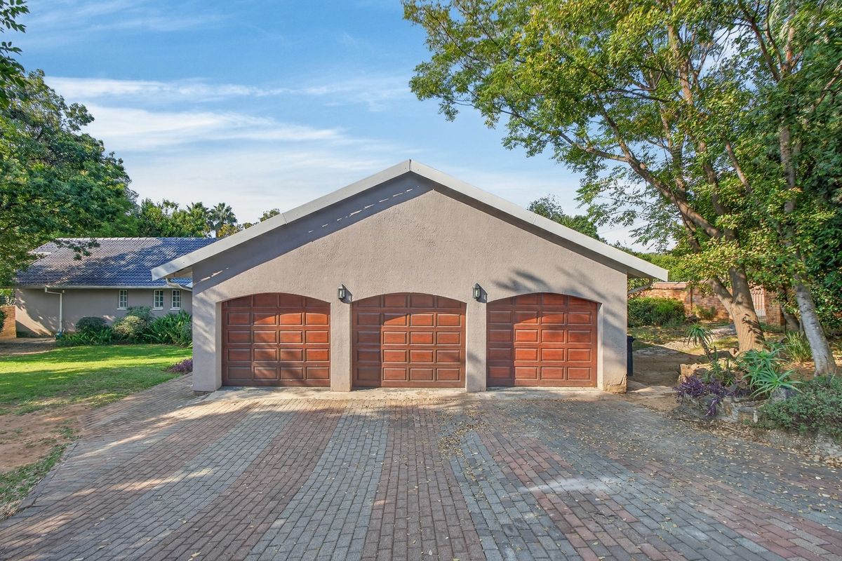 Spacious Family Living with Exceptional Entertainment Appeal in Norscot Slopes - Photo 2