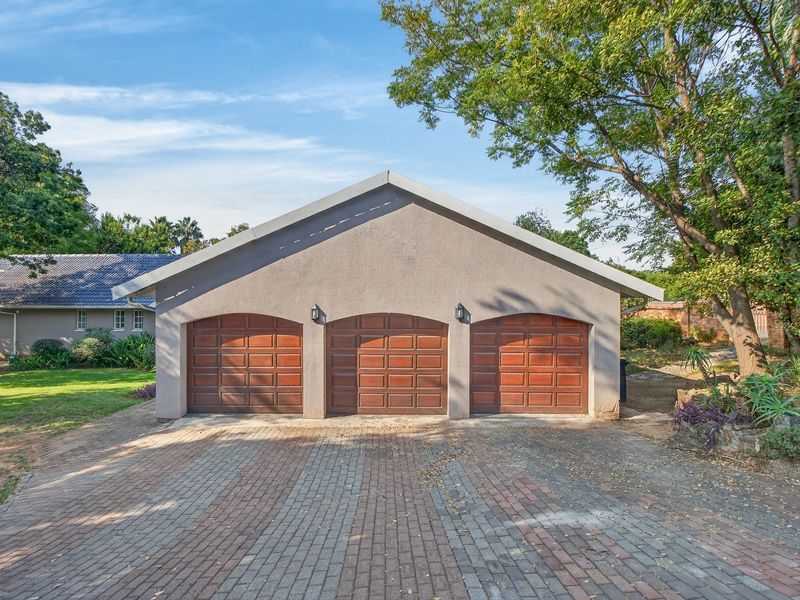 Spacious Family Living with Exceptional Entertainment Appeal in Norscot Slopes - Photo 2