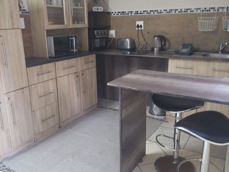 Fully Furnished Flat to Rent in Jeffreys Bay - Photo 3