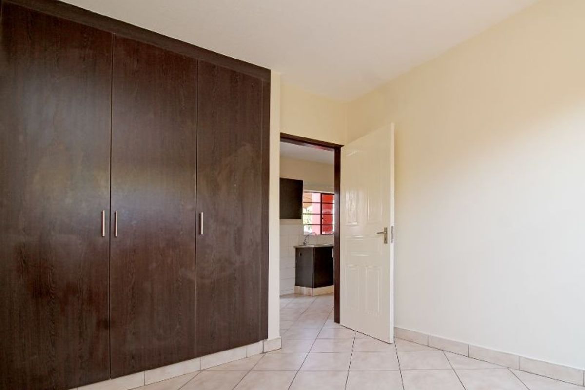 1-bedroom flat in Kempton Park - Photo 2