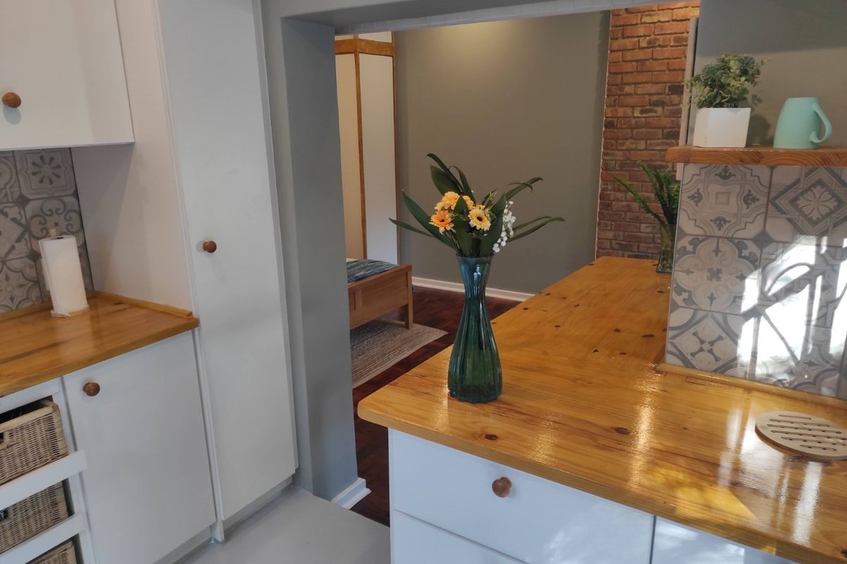 Stunning, Cosy, Fully Furnished Cottage Water and Wi-fi Included=Prepaid Electricity-Cat Pet Friendly - Photo 3