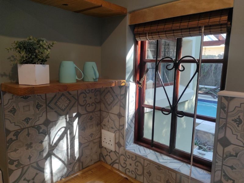 Stunning, Cosy, Fully Furnished Cottage Water and Wi-fi Included=Prepaid Electricity-Cat Pet Friendly - Photo 9