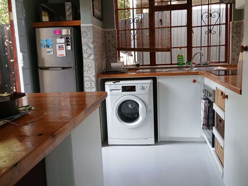 Stunning, Cosy, Fully Furnished Cottage Water and Wi-fi Included=Prepaid Electricity-Cat Pet Friendly - Photo 7