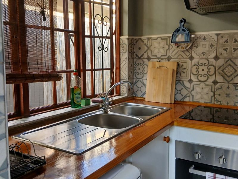 Stunning, Cosy, Fully Furnished Cottage Water and Wi-fi Included=Prepaid Electricity-Cat Pet Friendly - Photo 8