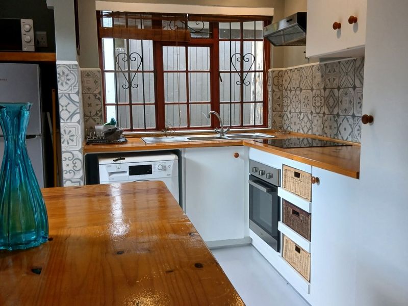 Stunning, Cosy, Fully Furnished Cottage Water and Wi-fi Included=Prepaid Electricity-Cat Pet Friendly - Photo 7