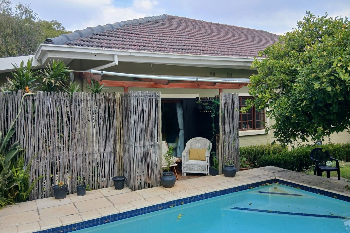 Stunning, Cosy, Fully Furnished Cottage Water and Wi-fi Included=Prepaid Electricity-Cat Pet Friendly - Photo 2