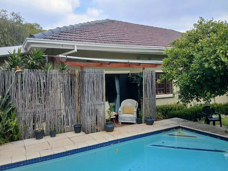 Stunning, Cosy, Fully Furnished Cottage Water and Wi-fi Included=Prepaid Electricity-Cat Pet Friendly - Photo 2