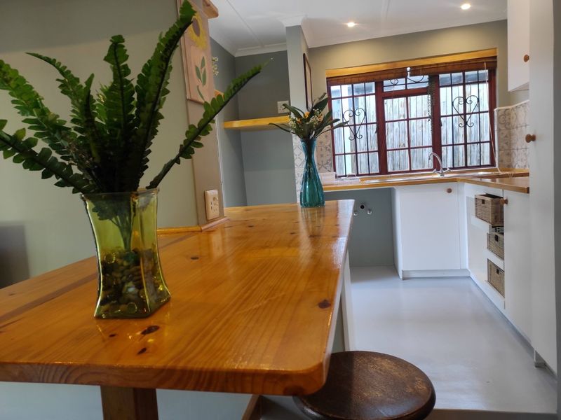 Stunning, Cosy, Fully Furnished Cottage- Wi-fi Included=Prepaid Electricity-Cat Pet Friendly - Photo 3