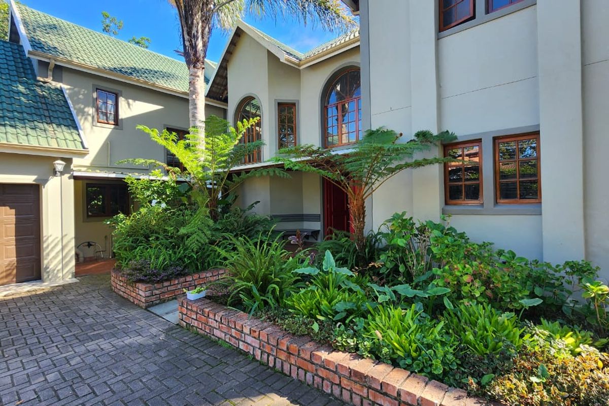 Timeless Elegance Near George Golf Course - Photo 2