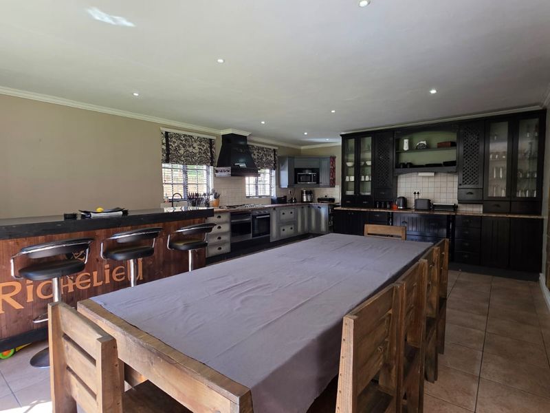 Timeless Elegance Near George Golf Course - Photo 10