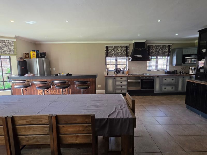 Timeless Elegance Near George Golf Course - Photo 9