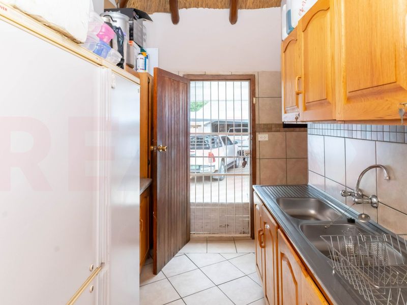 Amazing 3 Bedroom House For Sale!! - Photo 8