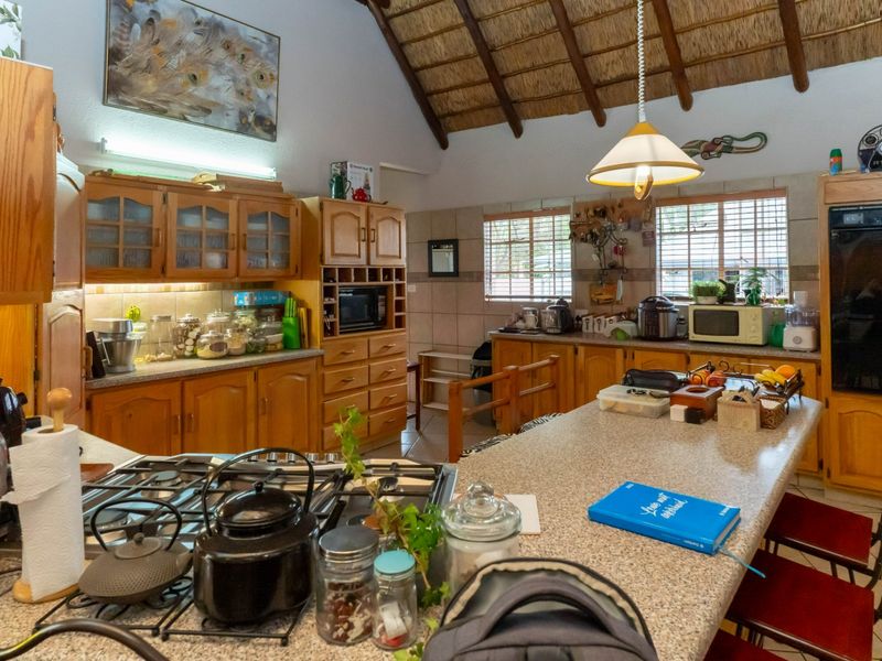 Amazing 3 Bedroom House For Sale!! - Photo 6