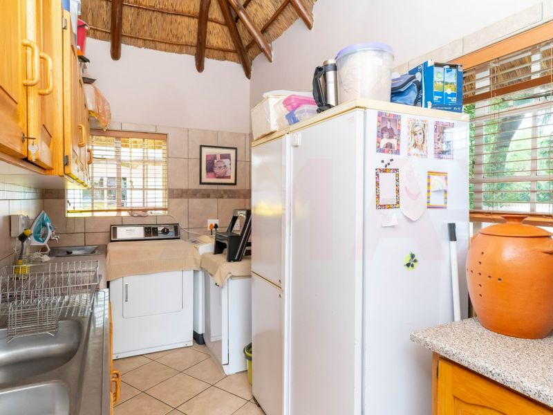 Amazing 3 Bedroom House For Sale!! - Photo 7