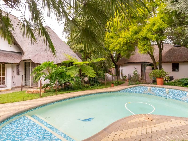 Amazing 3 Bedroom House For Sale!! - Photo 2