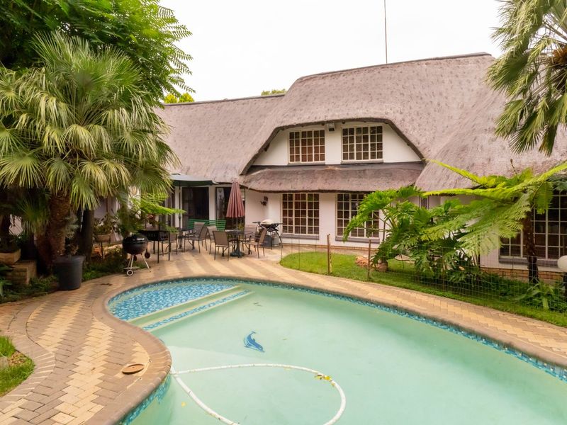 Amazing 3 Bedroom House For Sale!! - Photo 1