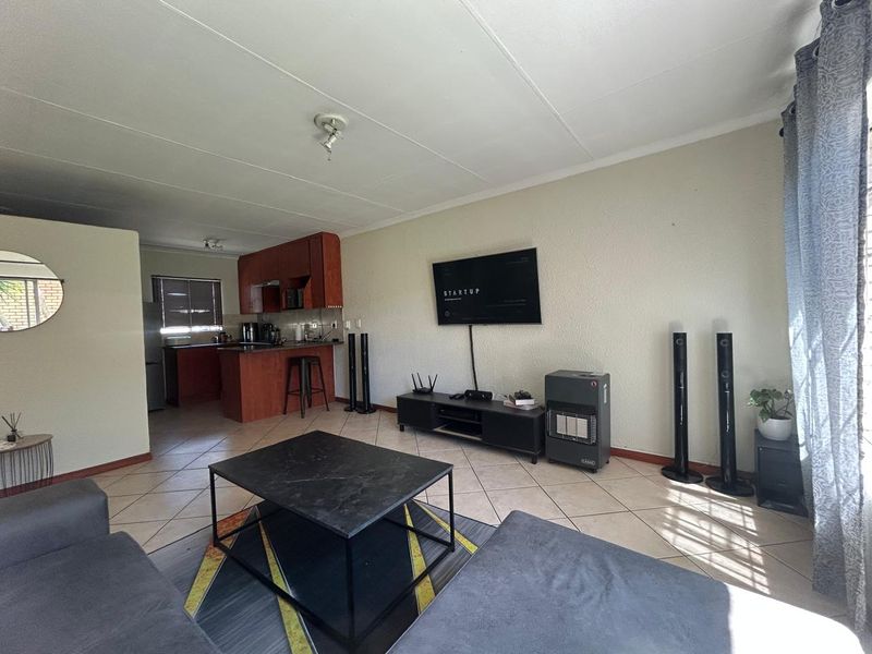 Modern 2-Bedroom Townhouse for Rent in Halfway House Midrand - Photo 5