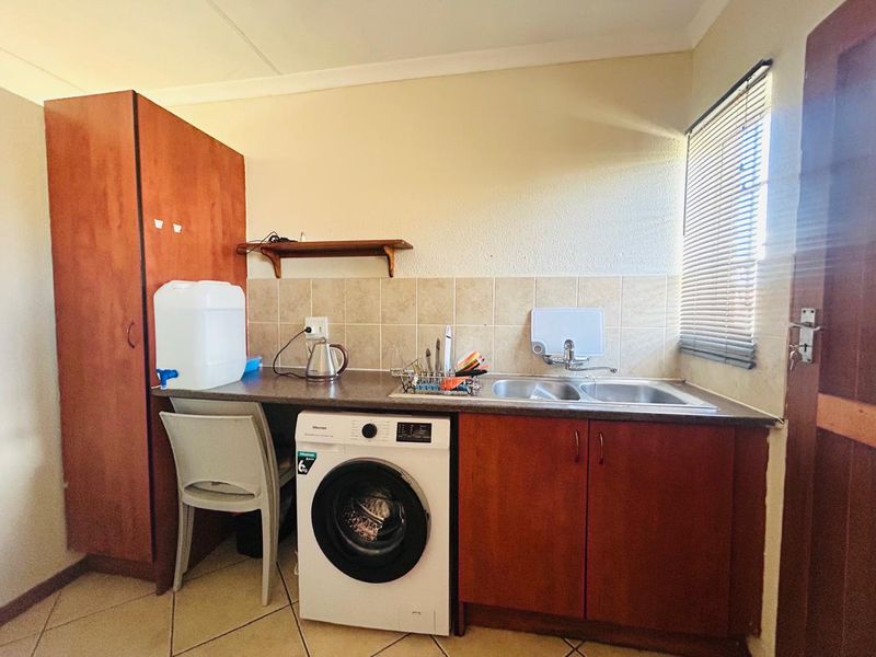 Modern 2-Bedroom Townhouse for Rent in Halfway House Midrand - Photo 3