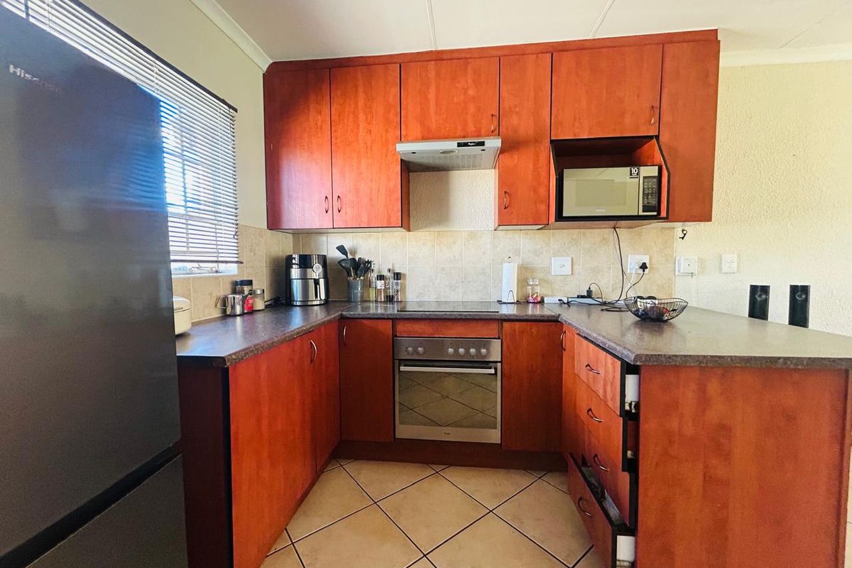 Modern 2-Bedroom Townhouse for Rent in Halfway House Midrand - Photo 2