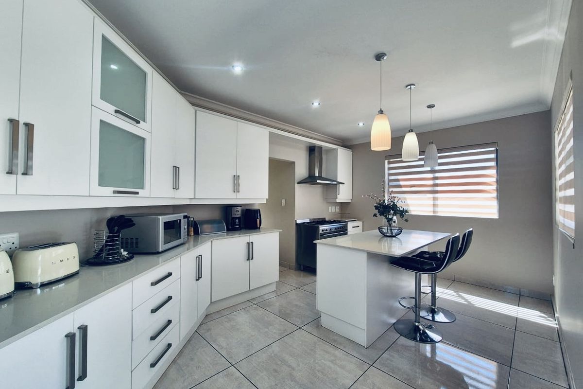 Modern Luxury Family Home with Large Garden in Midstream - Set to sell fast! - Photo 3