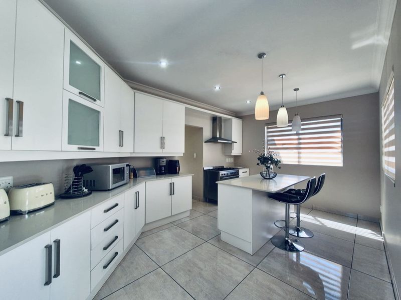 Modern Luxury Family Home with Large Garden in Midstream - Set to sell fast! - Photo 4