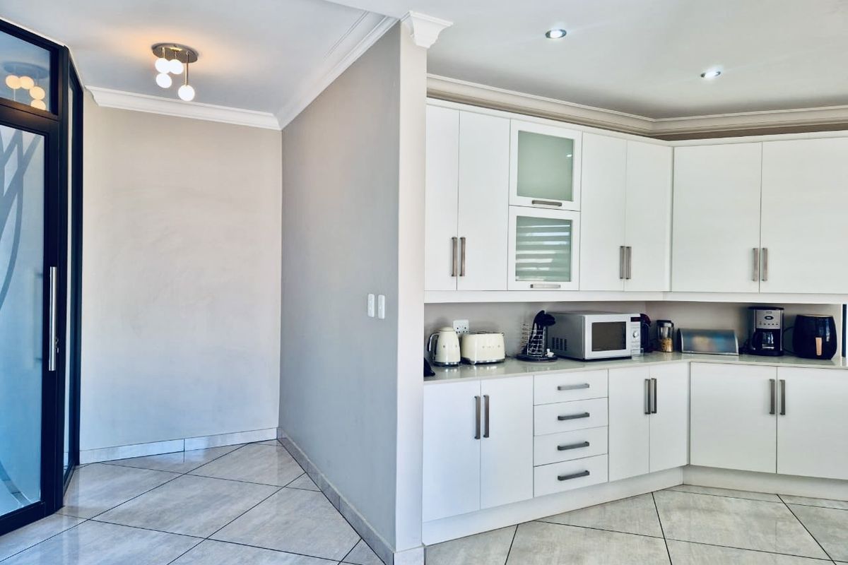 Modern Luxury Family Home with Large Garden in Midstream - Set to sell fast! - Photo 5