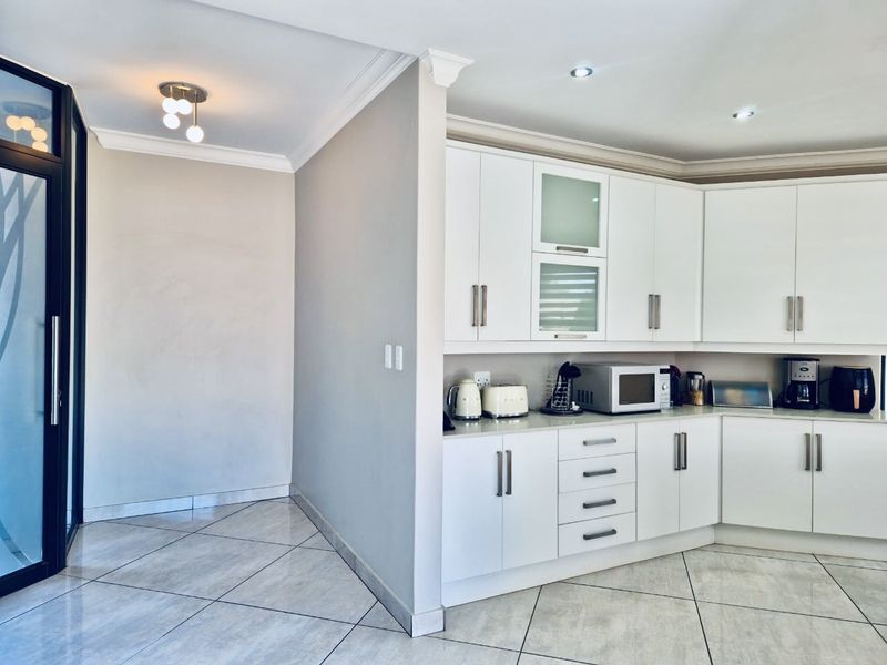 Modern Luxury Family Home with Large Garden in Midstream - Set to sell fast! - Photo 5