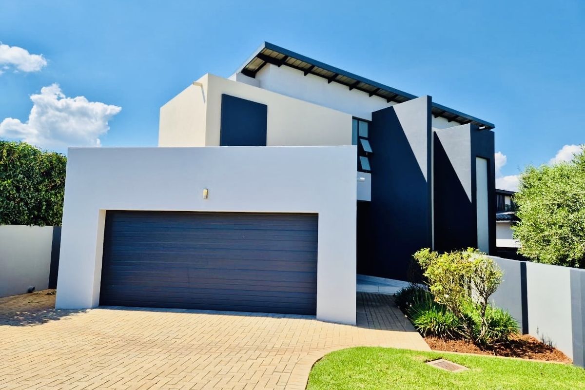 Modern Luxury Family Home with Large Garden in Midstream - Set to sell fast! - Photo 2