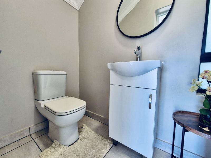 Modern Luxury Family Home with Large Garden in Midstream - Set to sell fast! - Photo 10