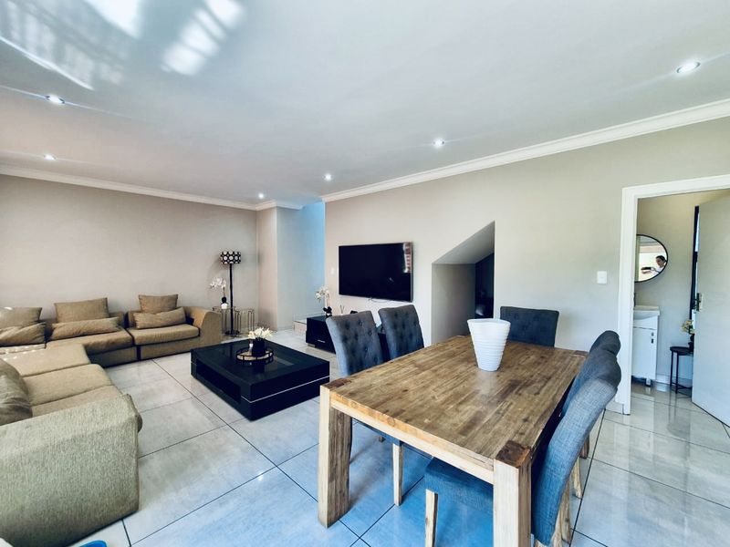 Modern Luxury Family Home with Large Garden in Midstream - Set to sell fast! - Photo 8