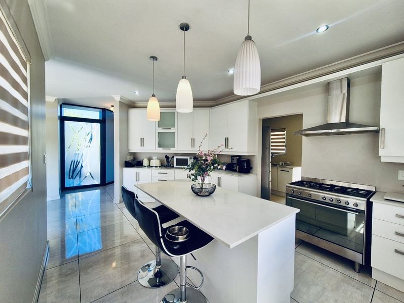 Modern Luxury Family Home with Large Garden in Midstream - Set to sell fast! - Photo 6