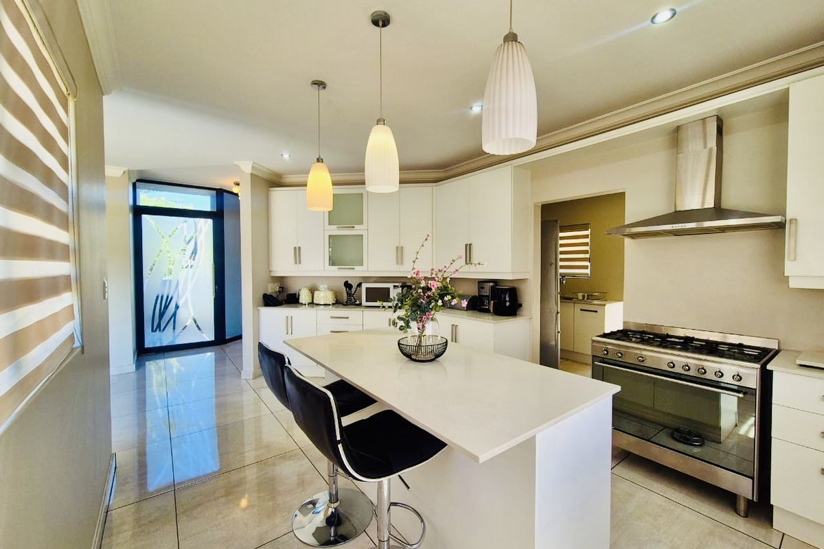 Modern Luxury Family Home with Large Garden in Midstream - Set to sell fast! - Photo 4