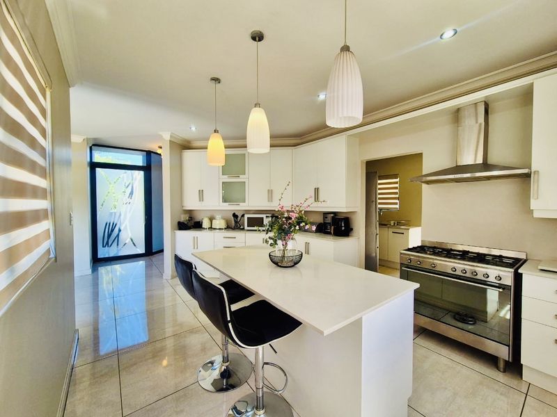 Modern Luxury Family Home with Large Garden in Midstream - Set to sell fast! - Photo 3