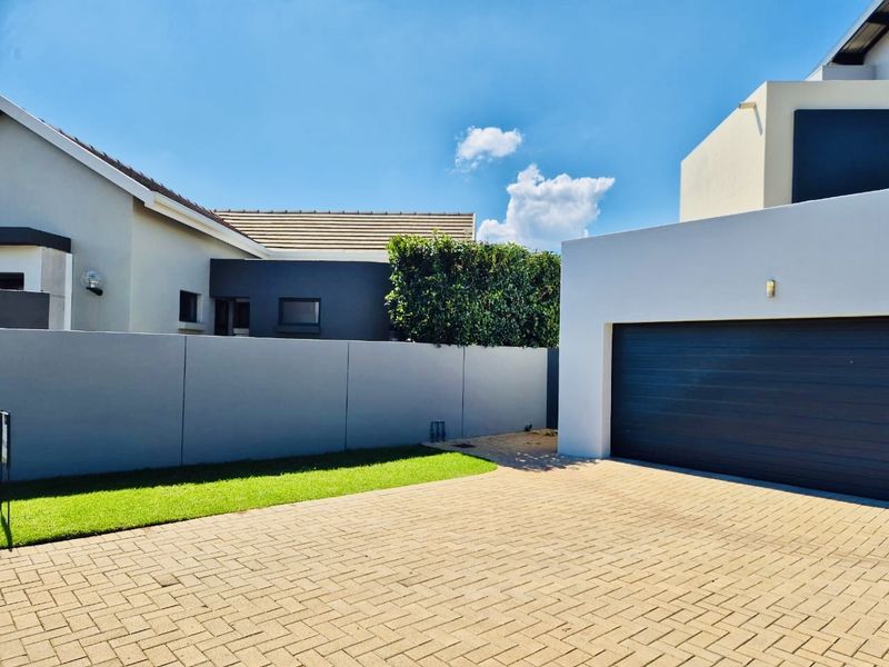 Modern Luxury Family Home with Large Garden in Midstream - Set to sell fast! - Photo 2