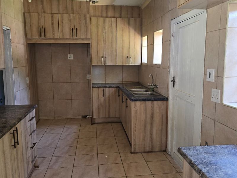 Excellent value in Extension 4. Very neat street. - Photo 5