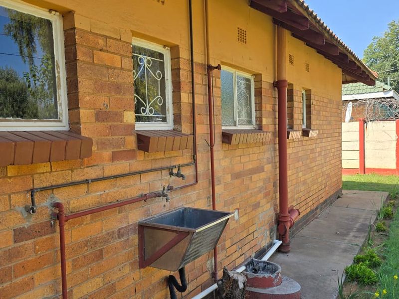 Excellent value in Extension 4. Very neat street. - Photo 4