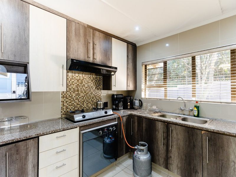 Prime Location - Photo 3