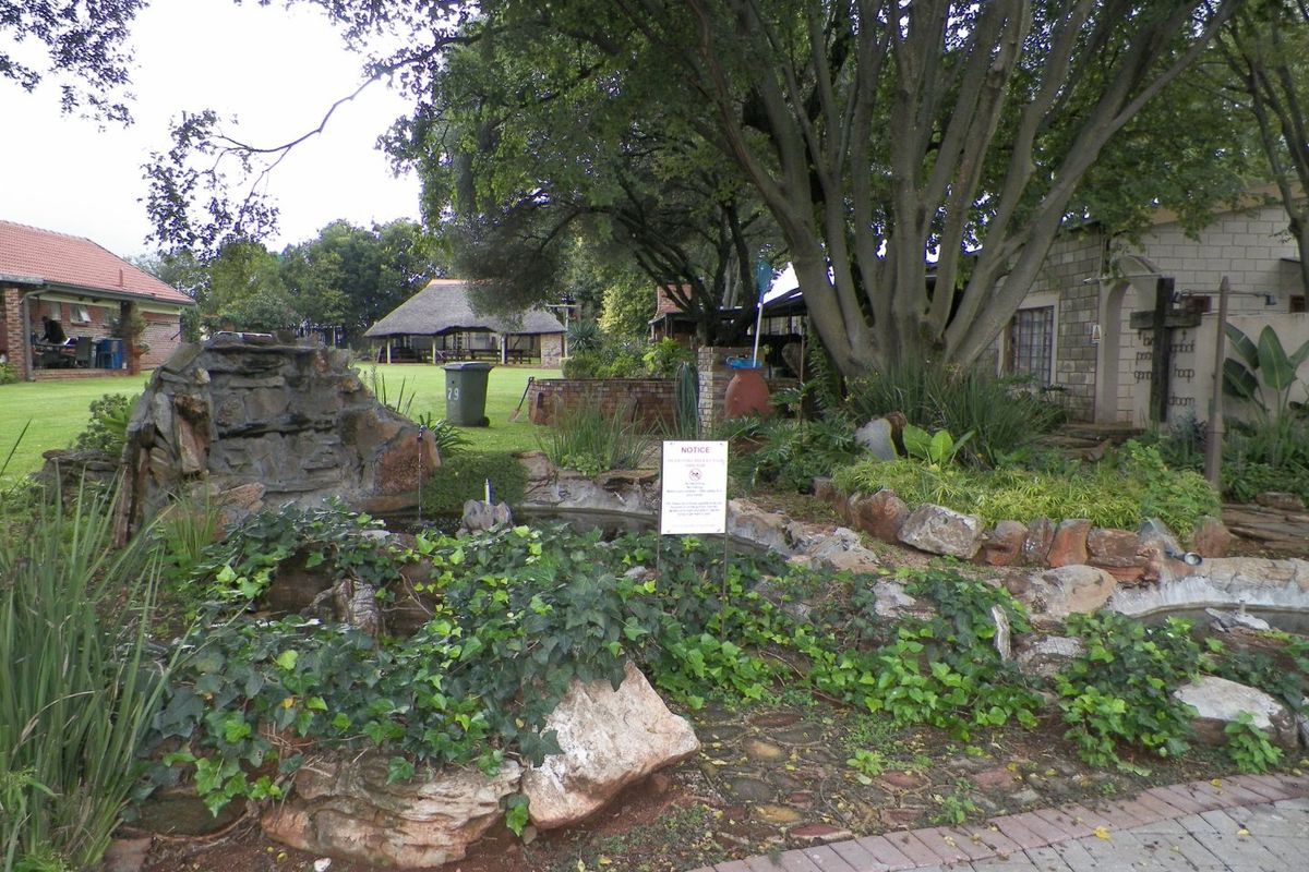 Raslouw - 4 Bedroom house with a 300m2 commercial building with all amenities for any business. - Photo 4