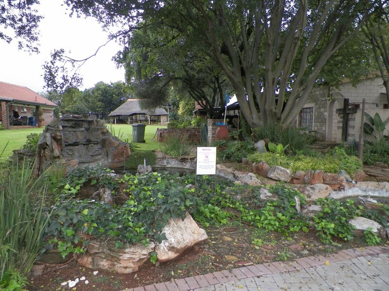 Raslouw - 4 Bedroom house with a 300m2 commercial building with all amenities for any business. - Photo 4